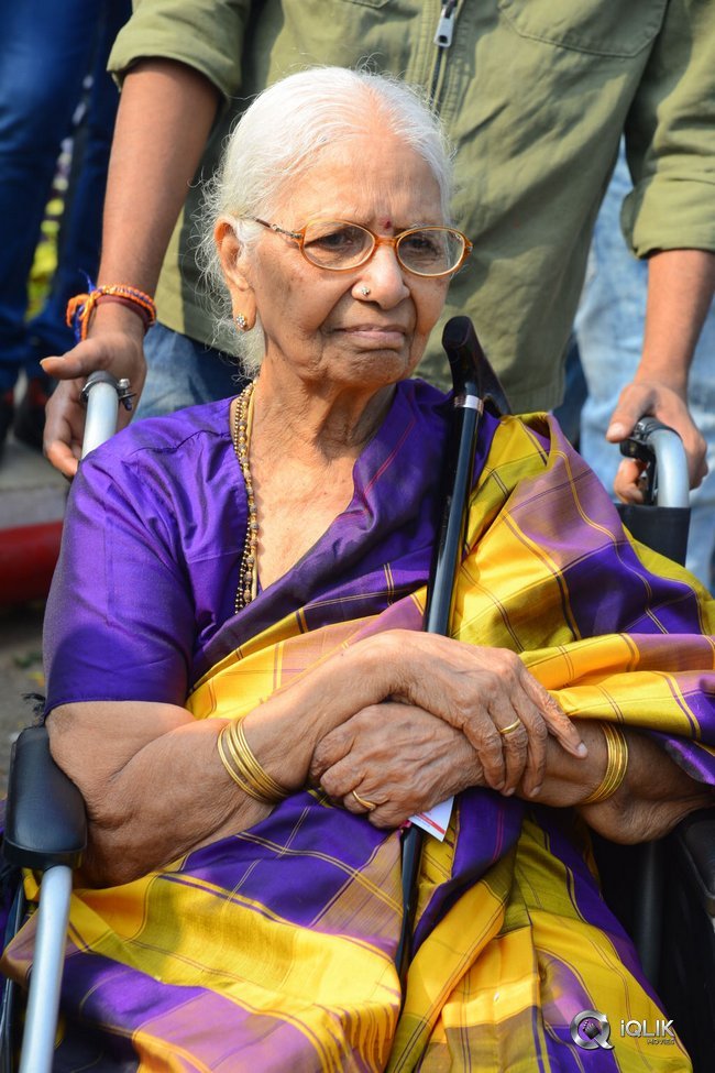 Ichata-Vaahanamulu-Nilupa-Raadhu-Movie-Opening